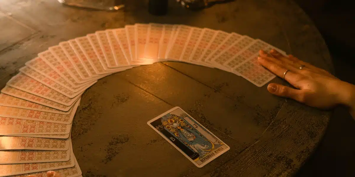 Découvrez les secrets de votre journée avec notre tirage de tarot spécial du 04 août 2024 : les forces mystiques de L'empereur et la roue de la fortune guident votre destin !