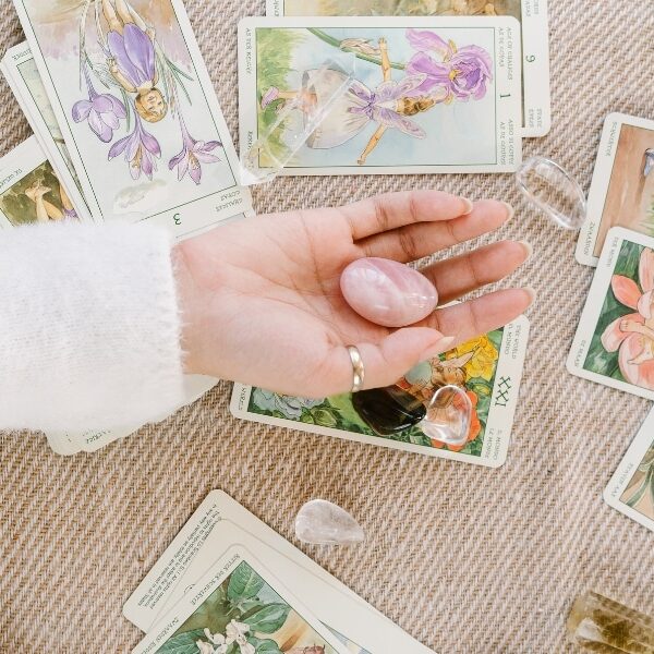 Découvrez votre destinée : Prévisions astrologiques du 13 août 2024 décodées grâce au mystérieux pouvoir du Tarot