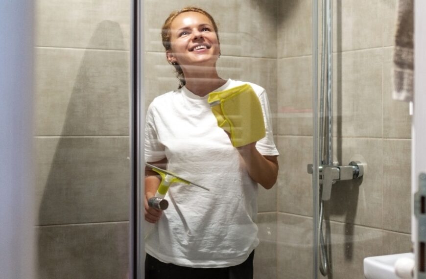 Comment nettoyer les portes de douche en verre pour une salle de bain qui brille ?