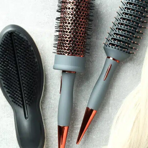 Comment nettoyer les brosses à cheveux pour éliminer les peluches et les accumulations ?