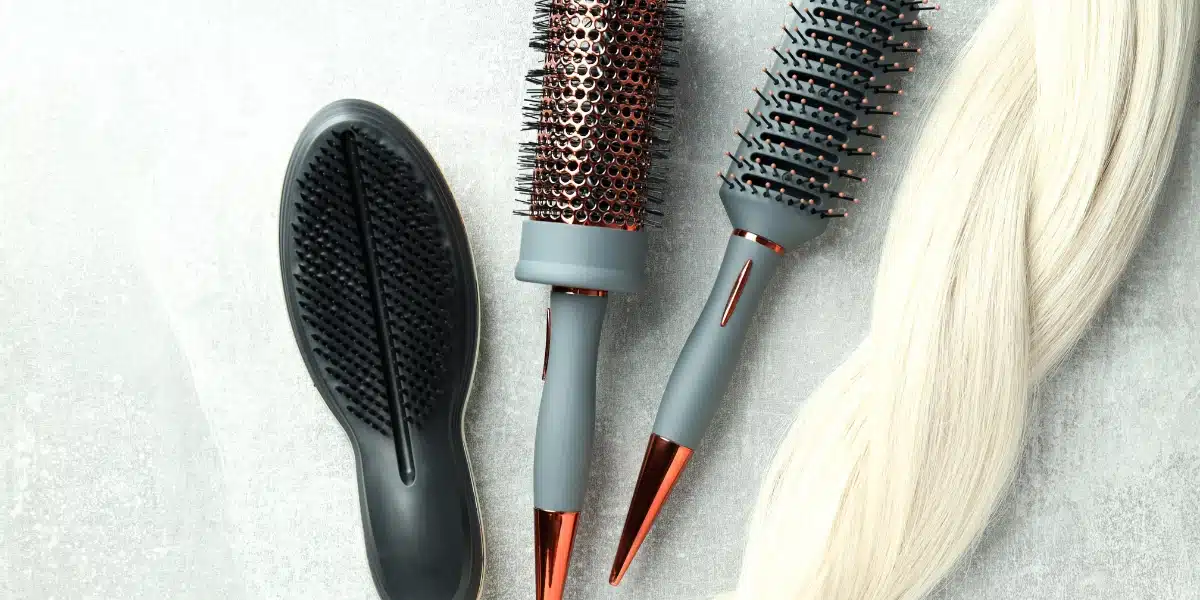 Comment nettoyer les brosses à cheveux pour éliminer les peluches et les accumulations ?