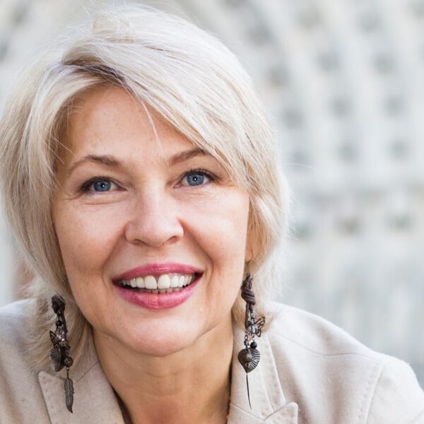 Comment garder des cheveux sains et paraître plus jeunes : les meilleures coiffures à éviter après 50 ans