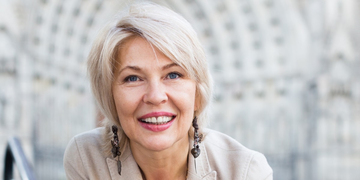 Comment garder des cheveux sains et paraître plus jeunes : les meilleures coiffures à éviter après 50 ans