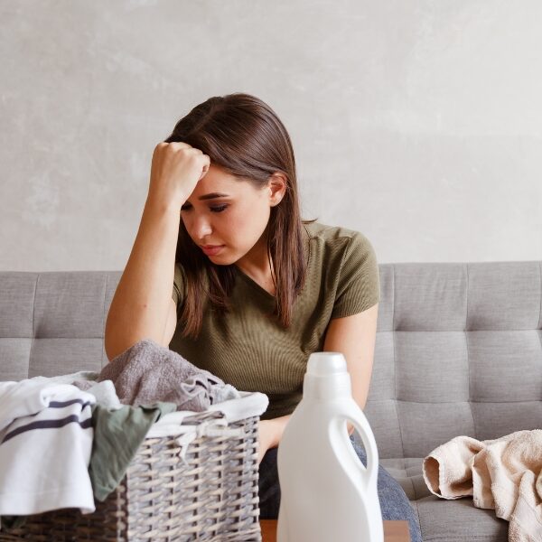 Comment gérer le ménage sans se sentir submergé : astuces pour une maison organisée et sans stress