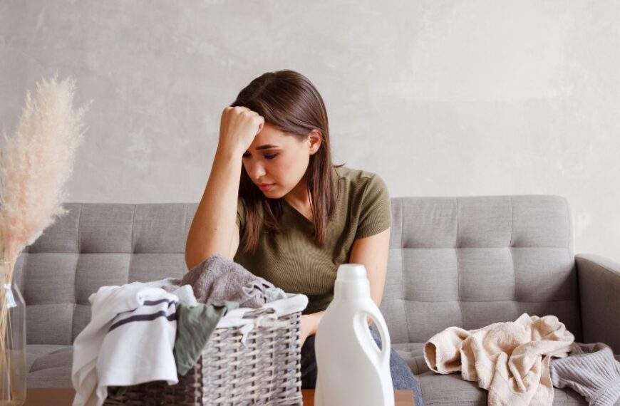 Comment gérer le ménage sans se sentir submergé : astuces pour une maison organisée et sans stress