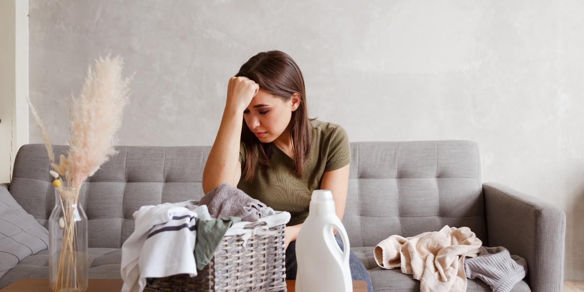 Comment gérer le ménage sans se sentir submergé : astuces pour une maison organisée et sans stress