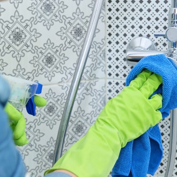 Nos astuces efficaces pour enlever la moisissure des receveurs de douche et assainir votre salle de bains !