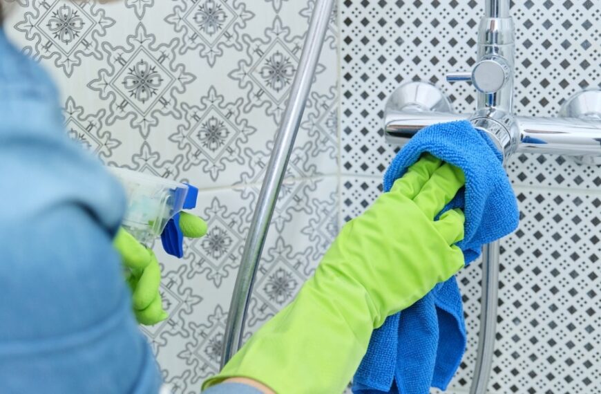 Nos astuces efficaces pour enlever la moisissure des receveurs de douche et assainir votre salle de bains !