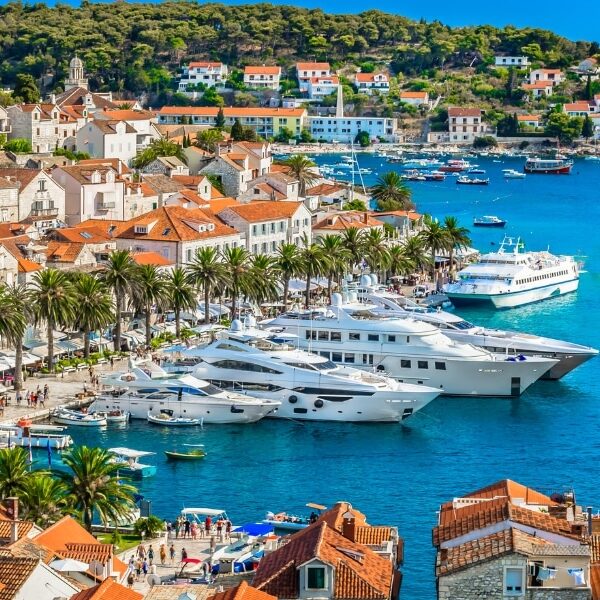 Conseils pratiques pour profiter pleinement de Hvar, votre destination ensoleillée et relaxante cet été