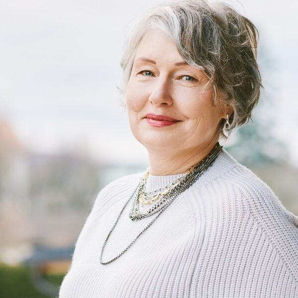 Conseils de style pour les plus de 60 ans : comment s'habiller jeune et élégant sans effort