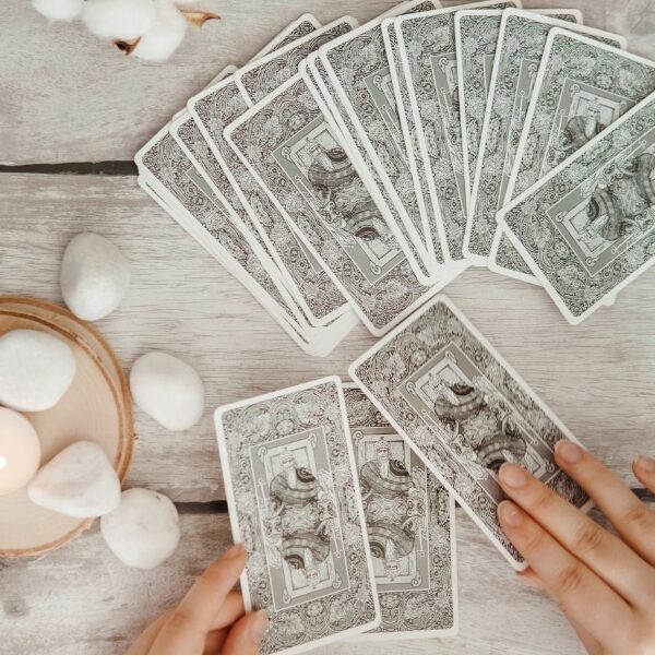 Prédictions de tarot pour le 11 août 2024 : Découvrez l'influence de l'empereur et de la lune sur votre destin