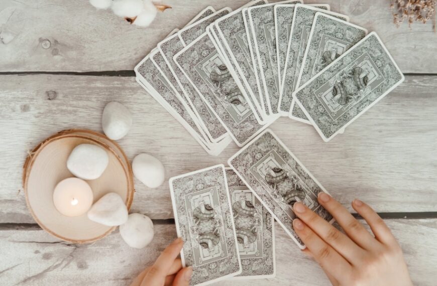 Prédictions de tarot pour le 11 août 2024 : Découvrez l'influence de l'empereur et de la lune sur votre destin