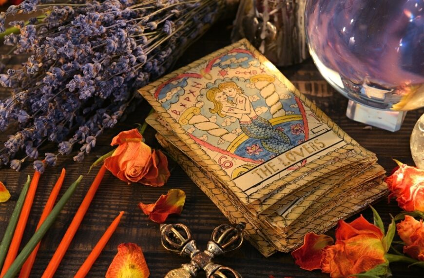 Tarot et astrologie : Découvrez les énergies cosmiques qui influenceront votre journée du 12 août 2024