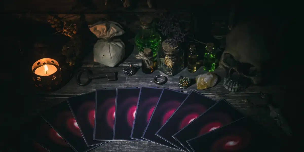Prévisions astrologiques du 28 août 2024 basées sur le Tarot : orientations, introspection et croissance personnelle
