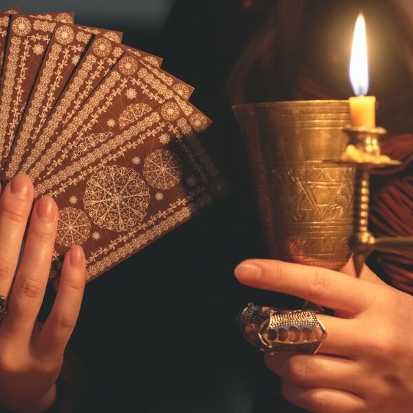 Guide du tarot divinatoire du 26 août 2024 : énergies lunaires, solaires et amour