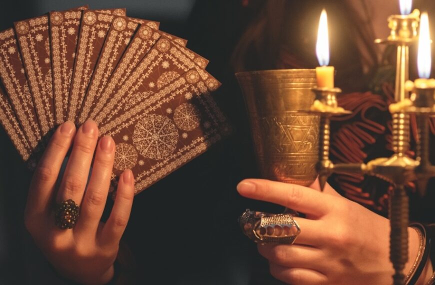 Guide du tarot divinatoire du 26 août 2024 : énergies lunaires, solaires et amour