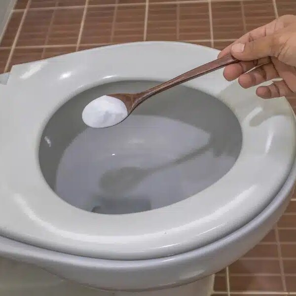 Le secret de cuisine surprenant pour déboucher vos toilettes rapidement !