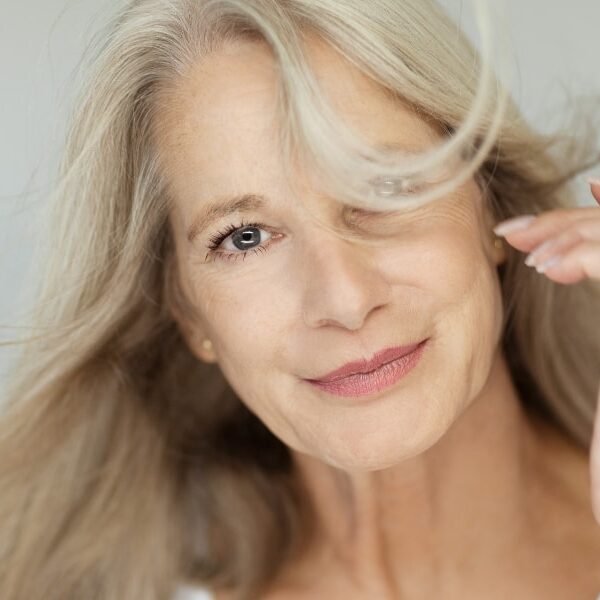 Conseils pour sublimer les cheveux gris : 4 idées tendances et astuces d'entretien